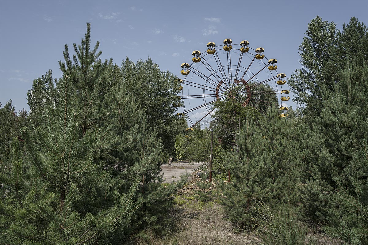 it was a pleasure #91, ukraine, 2017 (ferry wheel in pripyat abandoned after the chernobyl desaster)